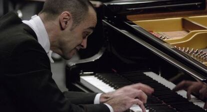 El cubano Marcos Raúl Madrigal durante su actuación.