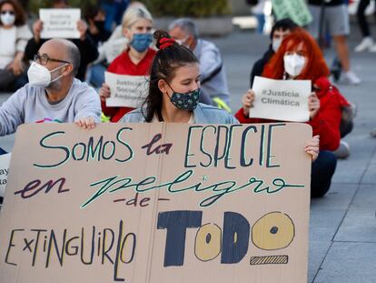 Ativistas protestam em Madri em 25 de setembro, Dia Global da Ação pelo Clima. No cartaz, lê-se: "Somos a espécie em perigo de extinguir tudo".