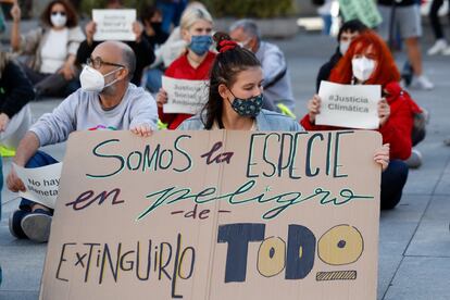 Ativistas protestam em Madri em 25 de setembro, Dia Global da Ação pelo Clima. No cartaz, lê-se: "Somos a espécie em perigo de extinguir tudo".