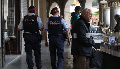 Dos agents dels Mossos.