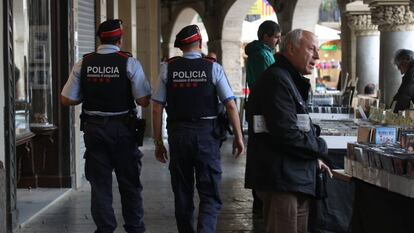 Dos agents dels Mossos.