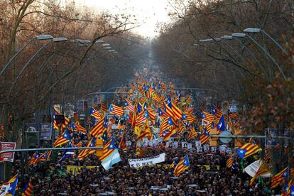 La Gran Vía de Barcelona repleta de manifestantes. Sobre el escenario, dirigentes de diversas entidades sociales, como la Asamblea Nacional Catalana, Òmnium Cultural o los Comités de Defesa de la República, y políticas han realizado discursos solicitando la libertad de los presos y el regreso de los que huyeron al extranjero.