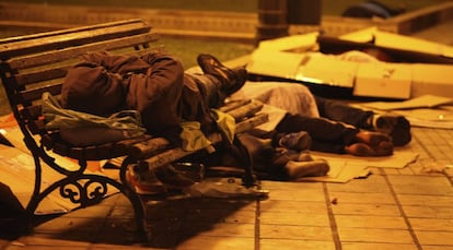 Un grupo de niños que duerme en las calles de Melilla en 2016.