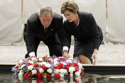 Bush y su esposa depositan una corona en uno de los estanques que marcan la ubicación de las Torres Gemelas