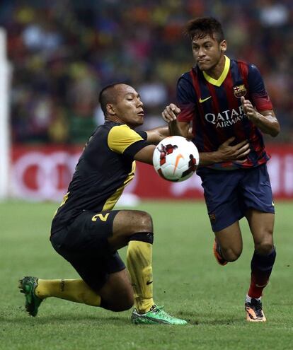 Neymar ante el portero de la selección de Malasia.