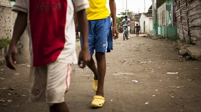 Vecinos pasean por el barrio Olaya Herrera de Cartagena de Indias, escena de numerosas peleas entre pandillas.