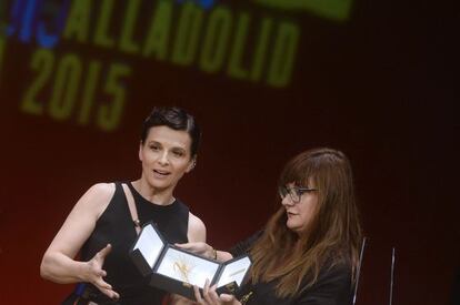 La actriz, Juliette Binoche, recibe la Espiga de Honor de la Seminci, de manos de la directora de cine Isabel Coixet.