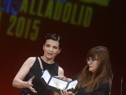 La actriz, Juliette Binoche, recibe la Espiga de Honor de la Seminci, de manos de la directora de cine Isabel Coixet.