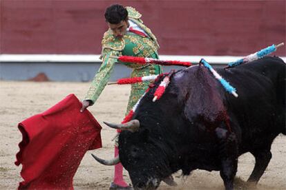 Matías Tejela, durante la faena a su primer toro, al que cortó una oreja.