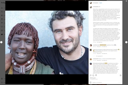 Fotografía tomada de la cuenta en Instagram de Toni Espadas, donde aparece junto a una joven en uno de sus primeros viajes a Etiopía.