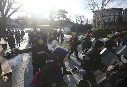 L'explosió s'ha produït al costat de l'obelisc de Teodosi, en una zona visitada diàriament per milers de turistes. A la imatge, la policia turca desallotja la plaça.