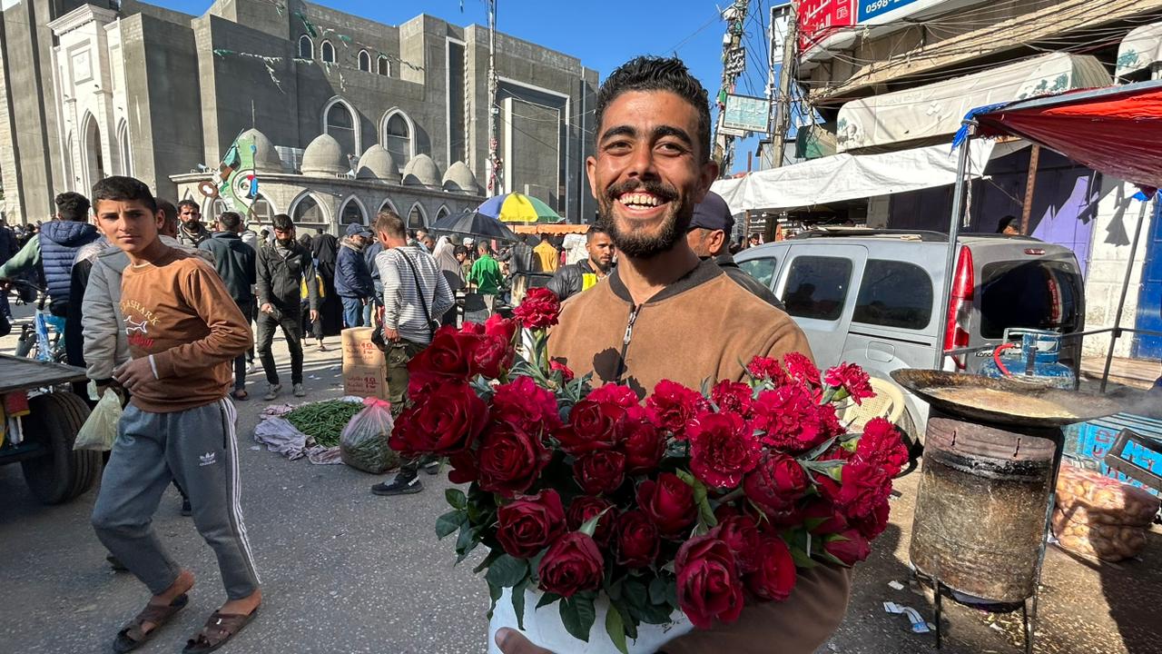 Las últimas rosas de Gaza desaparecen con los bombardeos y tras años de bloqueo 