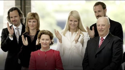 Os reis Sonia e Harald da Noruega, a princesa Märtha Louise e Ari Behn e os príncipes Haakon e Mette-Marit em Stavanger, em 2007.