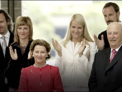 Os reis Sonia e Harald da Noruega, a princesa Märtha Louise e Ari Behn e os príncipes Haakon e Mette-Marit em Stavanger, em 2007.