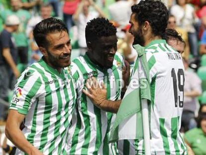 Xavi Torres y Jorge Molina felicitan al goleador bético Ndiaye.