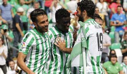 Xavi Torres y Jorge Molina felicitan al goleador bético Ndiaye.