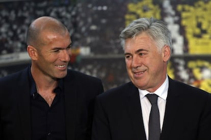 Carlo Ancelotti y su segundo, Zinedine Zidane, en la presentación del primero.