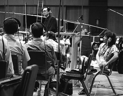 Camarón de la Isla graba con la Royal Philarmonic Orchestra en los estudios Abbey Road de EMI en Londres (Reino Unido) su "Soy gitano", en 1989.