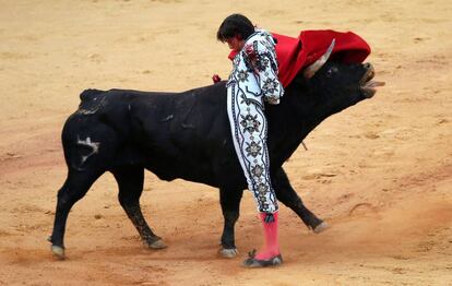 Roca Rey, en una ceñida bernadina a su primer toro.