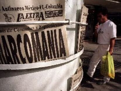 Un vecino de Ciudad de México echa un vistazo a los titulares del día entre los que destaca el del diario <i>La Extra.</i>