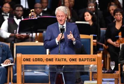 El expresidente Bill Clinton habla durante el funeral de la cantante. 