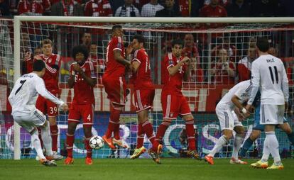 Cristiano lanza la falta del 0-4.