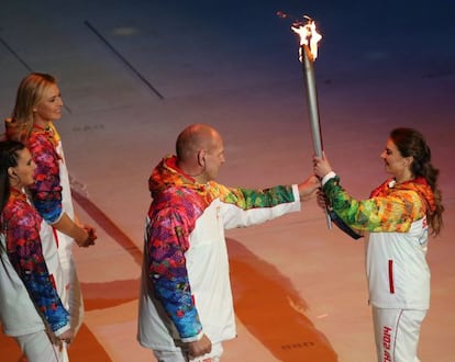 Alina Kabaeva entrega la antorcha olímpica a Alexandr Karelin en la ceremonia de apertura de Sochi 2014.
