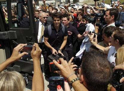 Kaká, rodeado por la multitud, sale del autobús madridista.