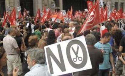 Concentración convocada por UGT y CCOO ante la sede del Ministerio de Hacienda para protestar contra los "brutales recortes" aprobados por los gobiernos central y autonómico, y en defensa del Estado del bienestar. EFE/Archivo