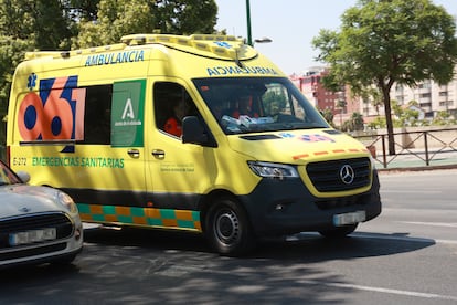 (Foto de ARCHIVO)
Una ambulancia del 061 circula por unha calle del centro de Sevilla. A 12 de agosto de 2024, en Sevilla (Andalucía, España).
ROCÍO RUZ / EUROPA PRESS
12/8/2024
