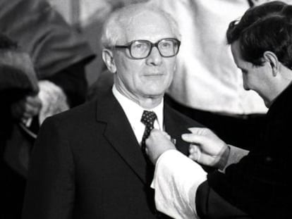 Erich Honecker rep la Medalla d'Or de la Universitat Complutense de Madrid el 1988.