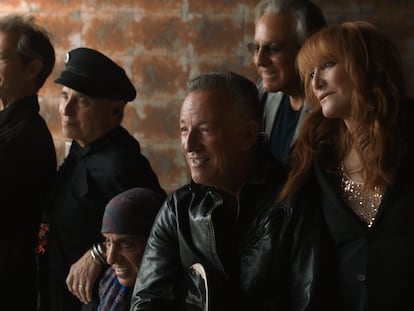 Bruce Springsteen, con su banda, en una imagen de 'Bruce Springsteen and The E Street Band: Diarios de carretera' cedida por Disney+.