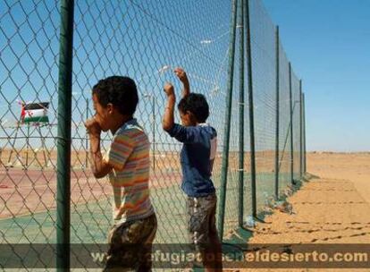 <i>La valla</i>, fotografía de la muestra <i>Refugiados en el desierto</i>, que puede verse en 25 bares de toda España.