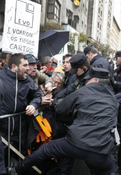 Manifestación de afectados por las preferentes en Santiago.
