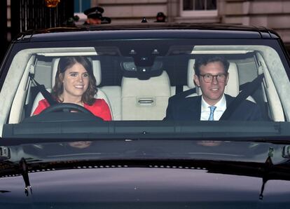 La princesa Eugenia de York y su marido, Jack Brooksbank, a su llegada al almuerzo navideño organizado en el palacio de Buckingham por la reina Isabel II.