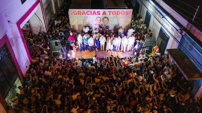 El gobernador electo, Joaquín Díaz, se dirige a simpatizantes en Mérida (Yucatán), el 4 de junio.