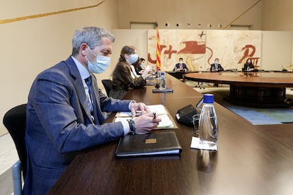 El consejero de Educación, Josep Gonzàlez-Cambray (i), durante la reunión semanal del Govern en Barcelona.