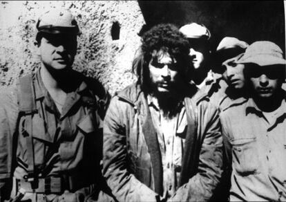 Che Guevara parado e algemado pouco antes de ser fuzilado em La Higuera, Bolívia.