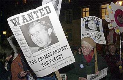 Manifestantes contra la visita de Bush al Reino Unido, ayer en el centro de Londres.