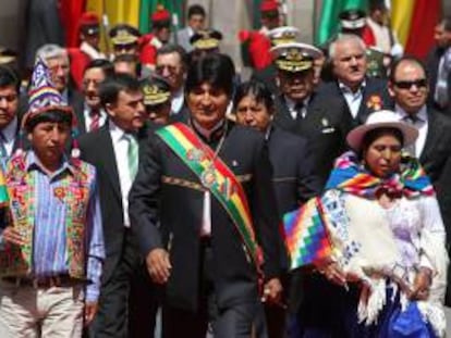 El presidente de Bolivia, Evo Morales (c), se dirige a la Asamblea del Estado Plurinacional, durante la conmemoración del III Aniversario del Estado Plurinacional de Bolivia, donde sectores sociales leales al Gobierno de Morales, reunidos en la plaza Murillo en La Paz, siguen el informe de gestión del mandatario que inicia su octavo año en la Presidencia boliviana.