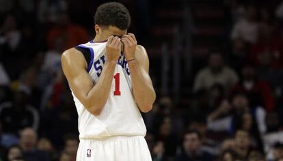 Michael Carter-Williams se tapa la cara durante un partido de los 76ers
