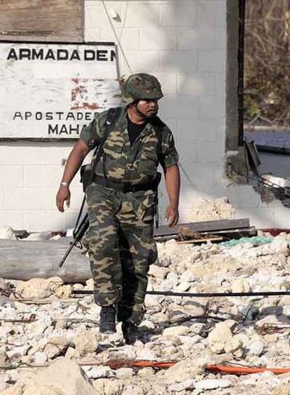 Un soldado mexicano pasa ayer junto a una oficina de la Marina destruida por el Dean en Majahual, en el Estado de Quintana Roo.