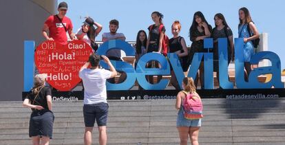  Turistas en el centro de Sevilla.