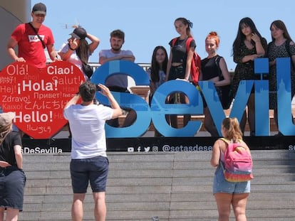  Turistas en el centro de Sevilla.