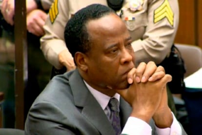 El doctor Conrad Murray escucha la sentencia con la que el juez Michael Pastor le ha condenado a cuatro años de cárcel por el homicidio involuntario de Michael Jackson.