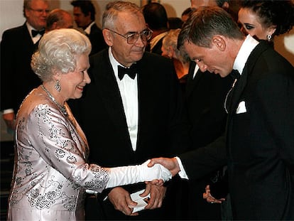 Craig saluda a la reina Isabel II con una reverencia en el cine Odeon de la plaza Leicester de Londres.