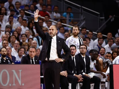 Chus Mateo, entrenador del Real Madrid, durante el quinto partido de la serie contra el Partizán de Belgrado.