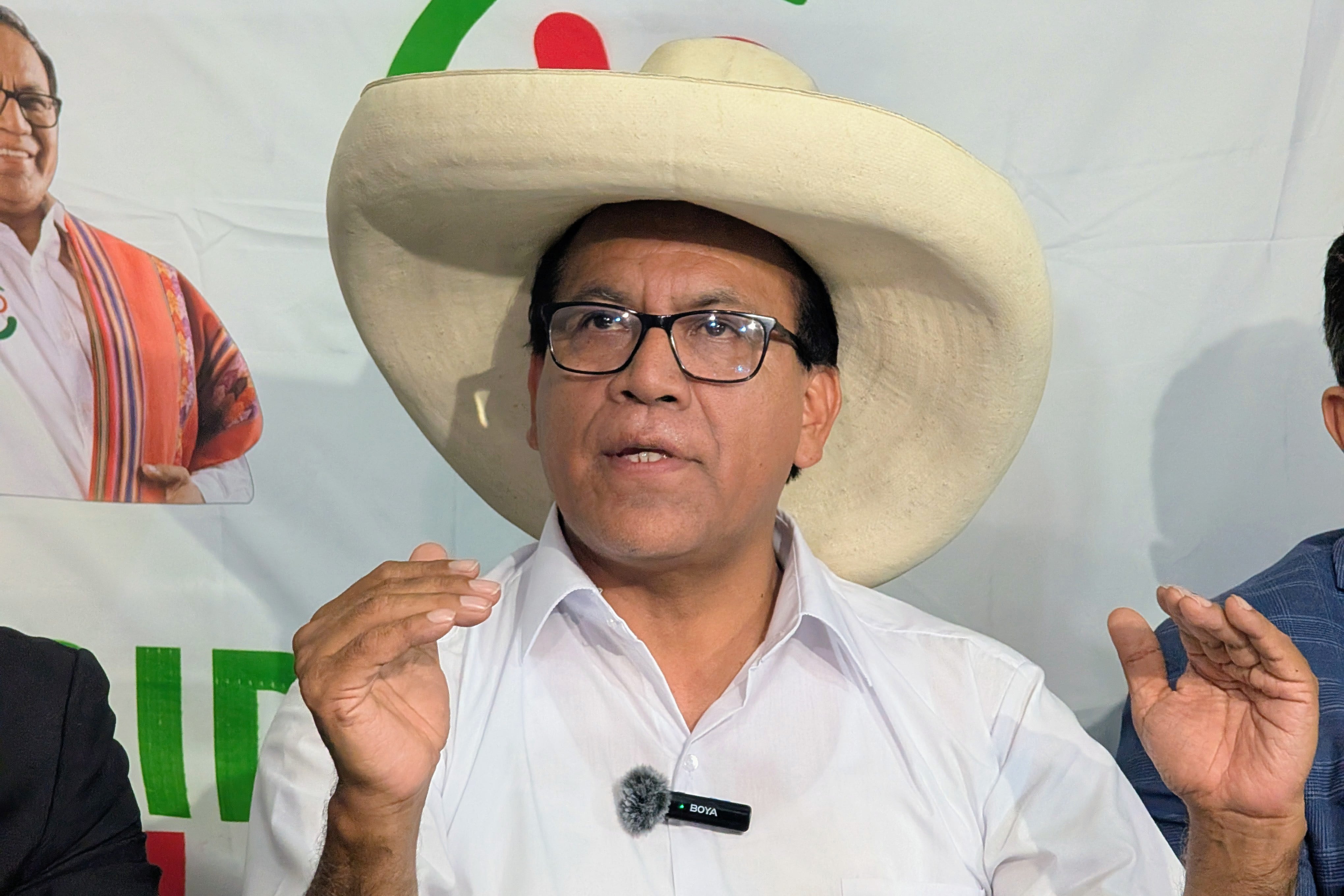 El candidato de la izquierda en Perú da pelea gracias al escrutinio del voto rural
