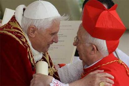 Benedicto XVI abraza al arzobispo de Toledo, Antonio Cañizares Llovera, durante el rito de nombramiento de los cardenales.