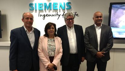 Olivier Bècle y Rosa García (Siemens España), Antonio Balmón (alcalde de Cornellà) y Vinod Philip (Siemens).
 
 
 